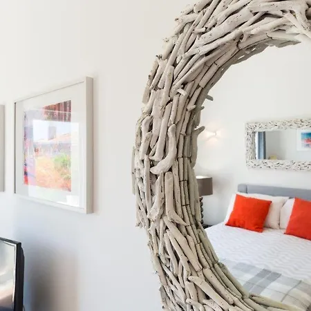Sleeps 4 Air Con Wifi T480322
